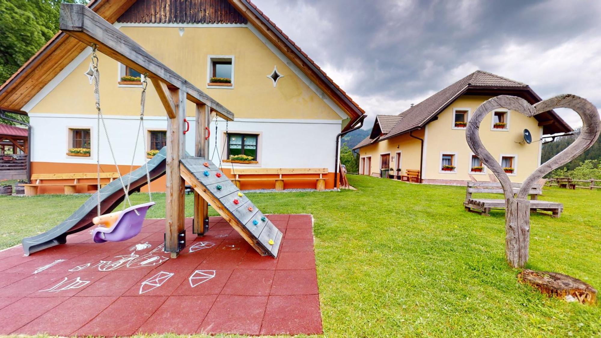 דירות סולצאבה Tourist Farm Gradisnik מראה חיצוני תמונה